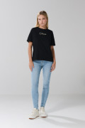 Camiseta negra con texto college y cuello redondo