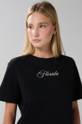 Camiseta negra con texto college y cuello redondo