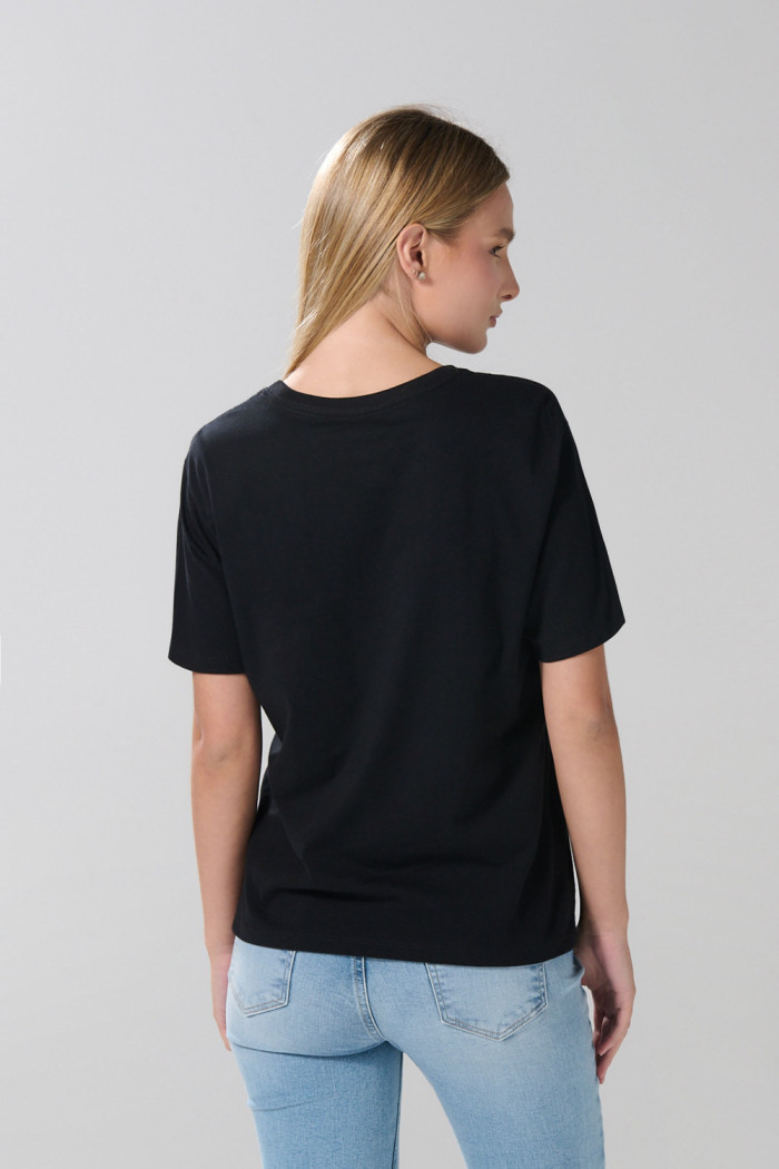 Camiseta negra con texto college y cuello redondo