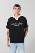 Camiseta college negra oversize con cuello en contraste
