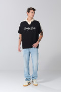 Camiseta college negra oversize con cuello en contraste