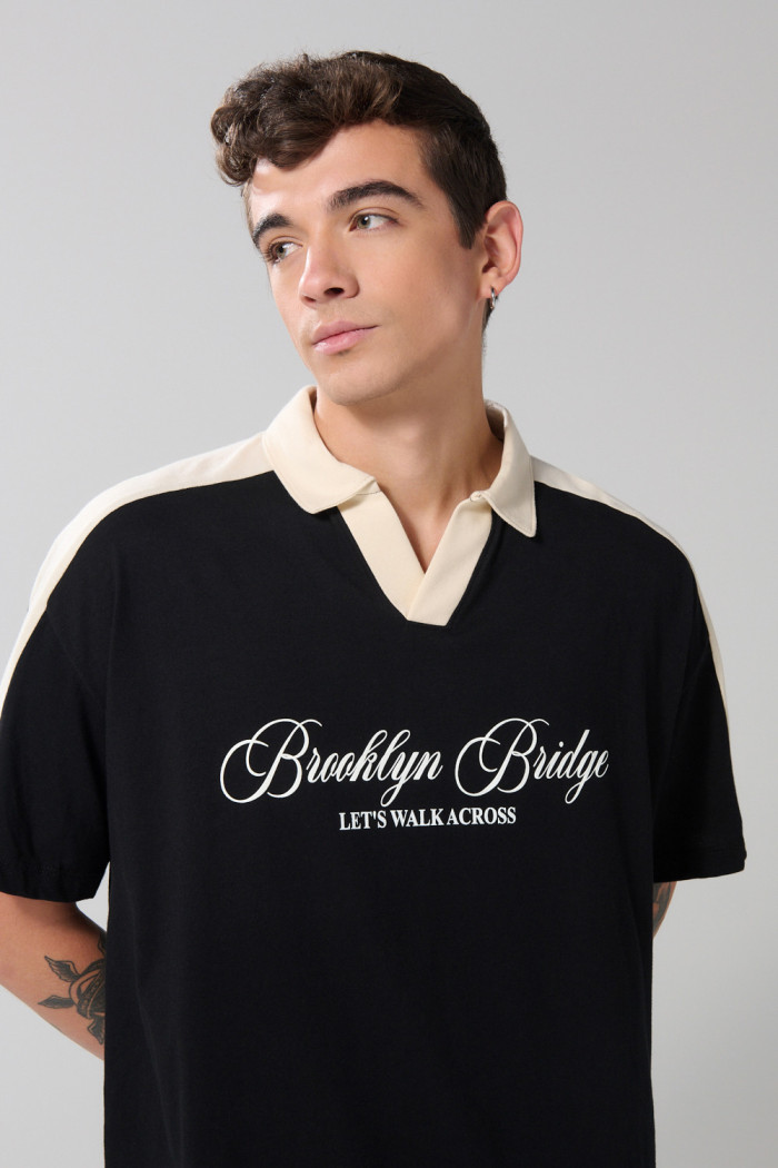 Camiseta college negra oversize con cuello en contraste