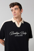 Camiseta college negra oversize con cuello en contraste