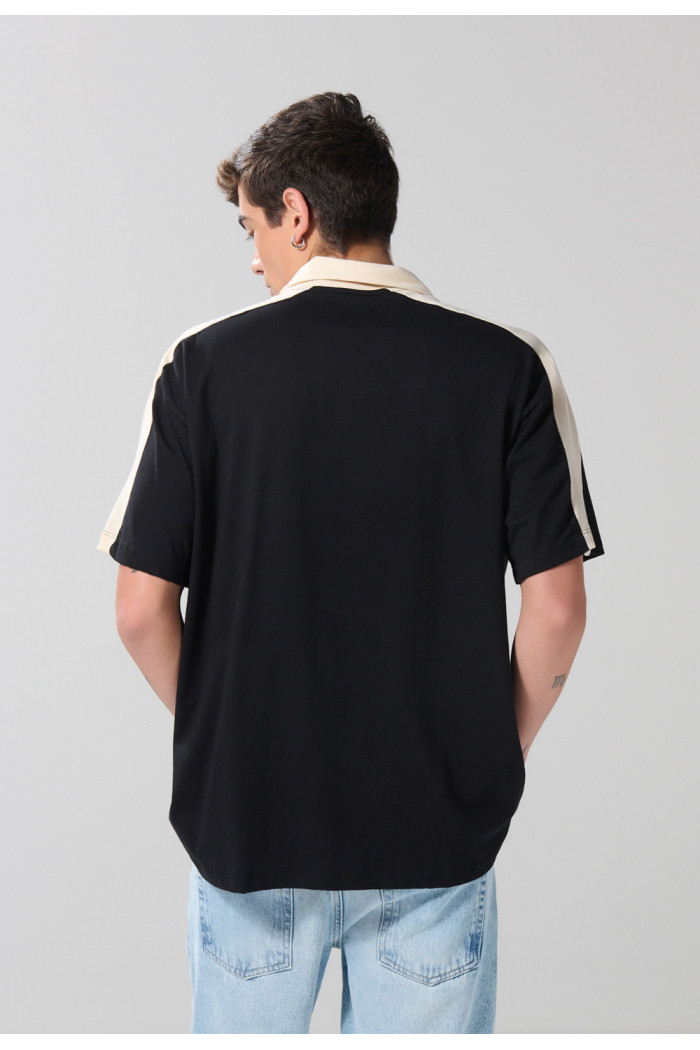 Camiseta college negra oversize con cuello en contraste
