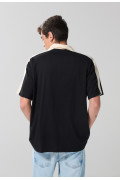 Camiseta college negra oversize con cuello en contraste