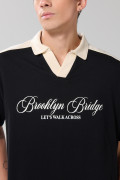 Camiseta college negra oversize con cuello en contraste