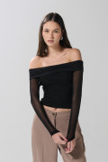 Camiseta negra con escote bandeja y manga larga