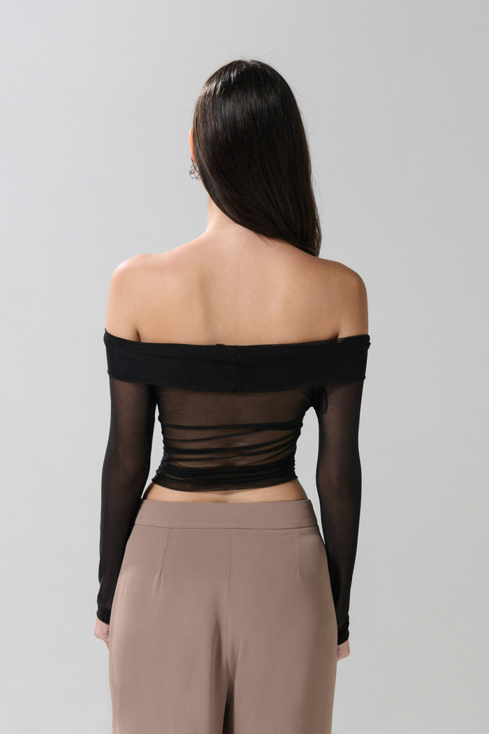 Camiseta negra con escote bandeja y manga larga