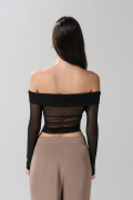Camiseta negra con escote bandeja y manga larga