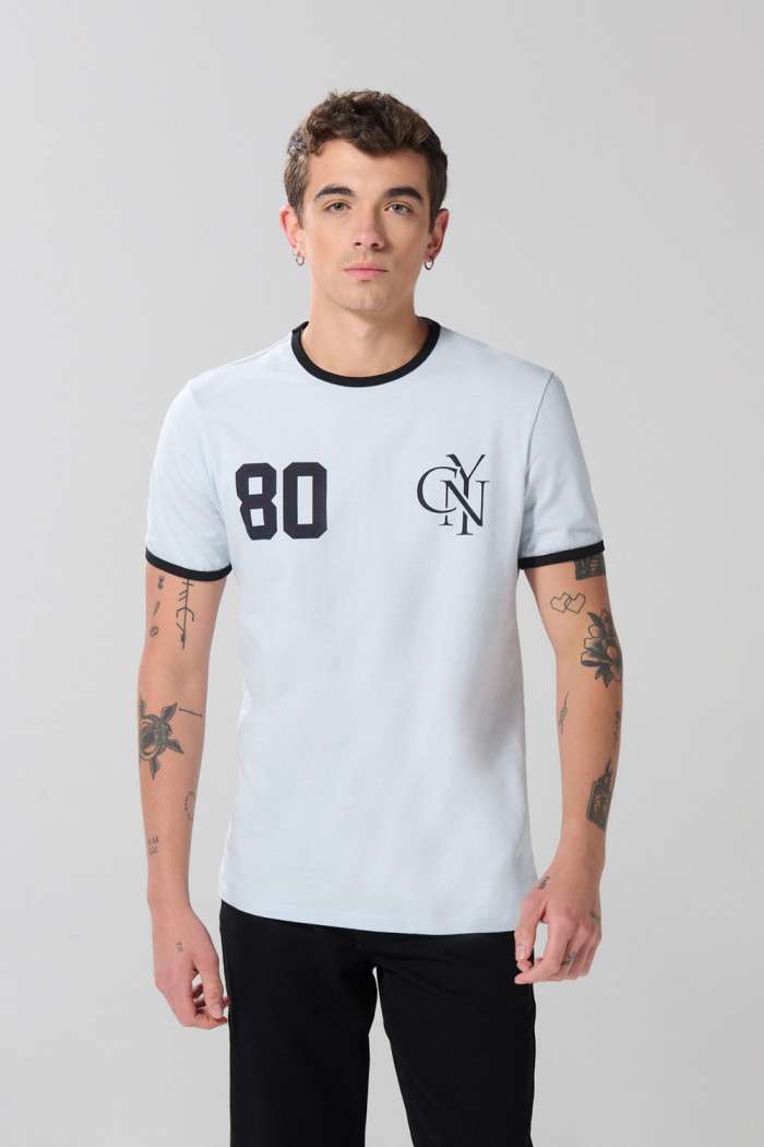 Camiseta azul con contrastes, manga corta y arte college