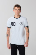 Camiseta azul con contrastes, manga corta y arte college