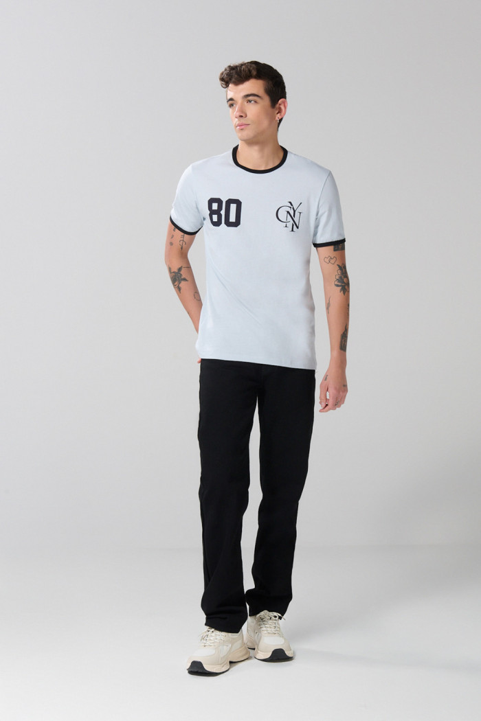 Camiseta azul con contrastes, manga corta y arte college