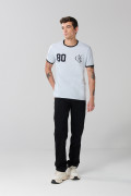 Camiseta azul con contrastes, manga corta y arte college