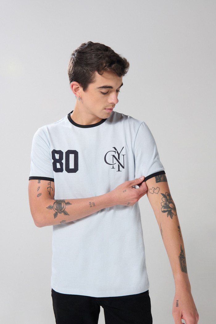 Camiseta azul con contrastes, manga corta y arte college