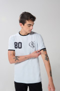 Camiseta azul con contrastes, manga corta y arte college