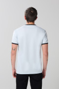 Camiseta azul con contrastes, manga corta y arte college
