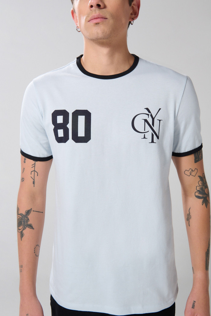 Camiseta azul con contrastes, manga corta y arte college