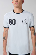 Camiseta azul con contrastes, manga corta y arte college