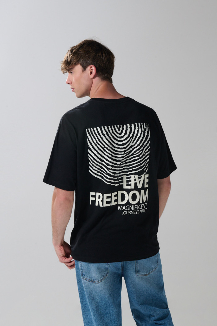 Camiseta negra oversize con estampados y manga corta