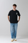 Camiseta negra oversize con estampados y manga corta