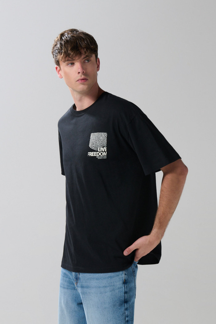 Camiseta negra oversize con estampados y manga corta