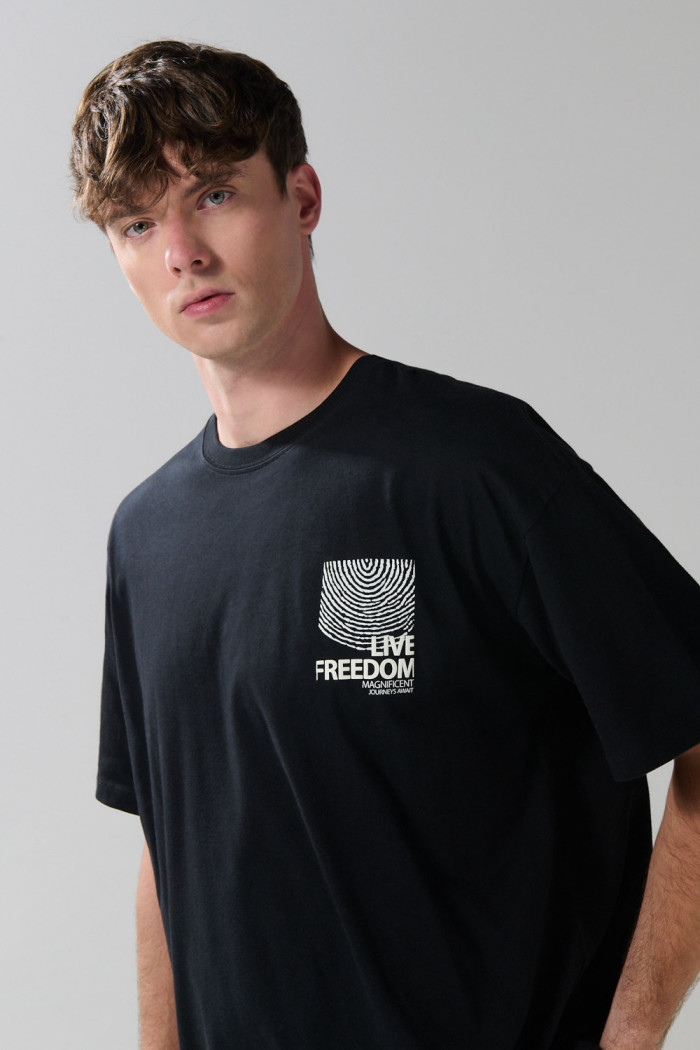 Camiseta negra oversize con estampados y manga corta