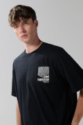 Camiseta negra oversize con estampados y manga corta