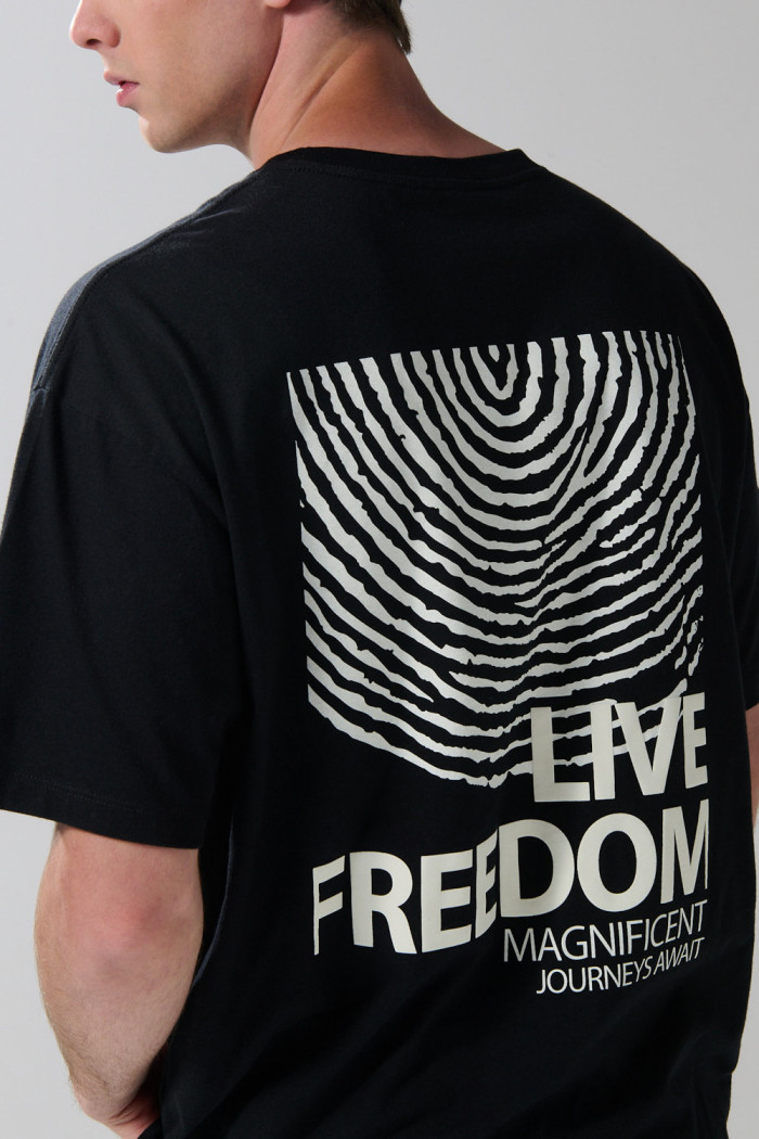 Camiseta negra oversize con estampados y manga corta