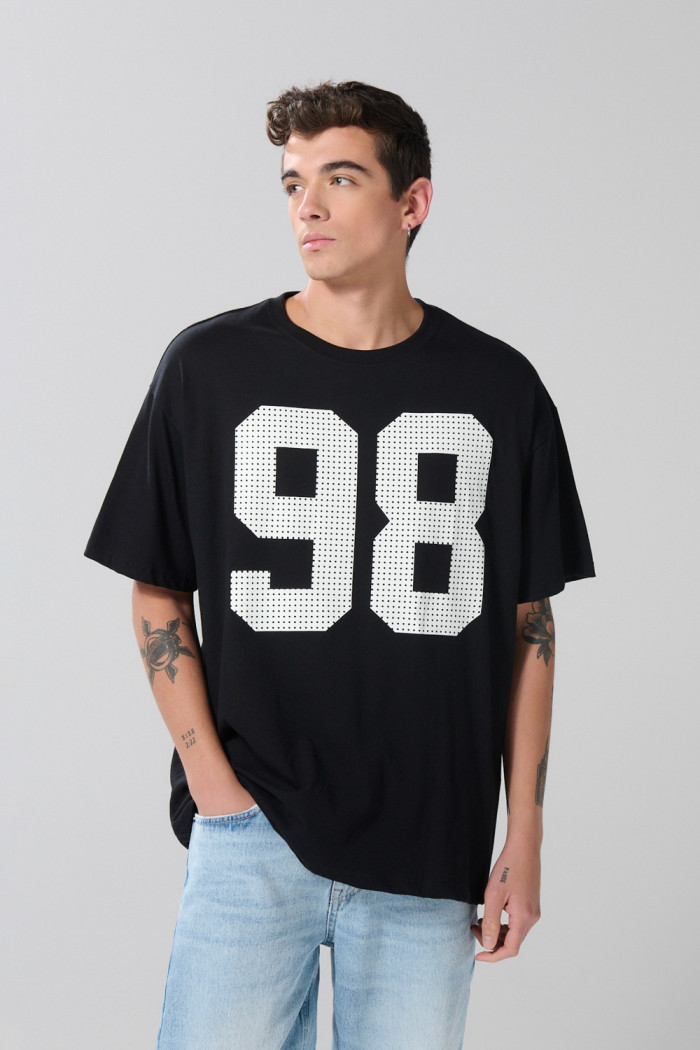 Camiseta oversize negra manga corta con diseños college