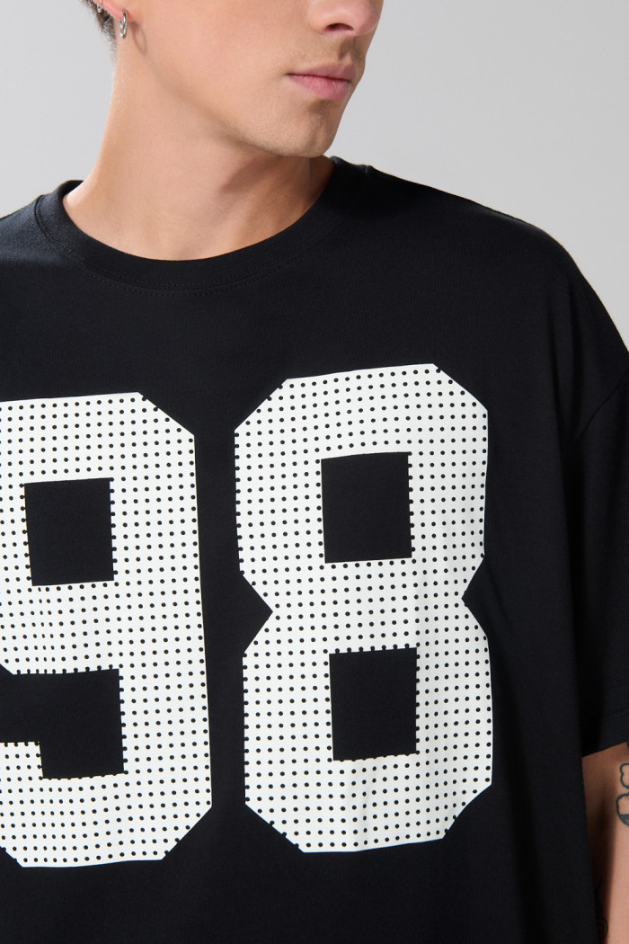 Camiseta oversize negra manga corta con diseños college