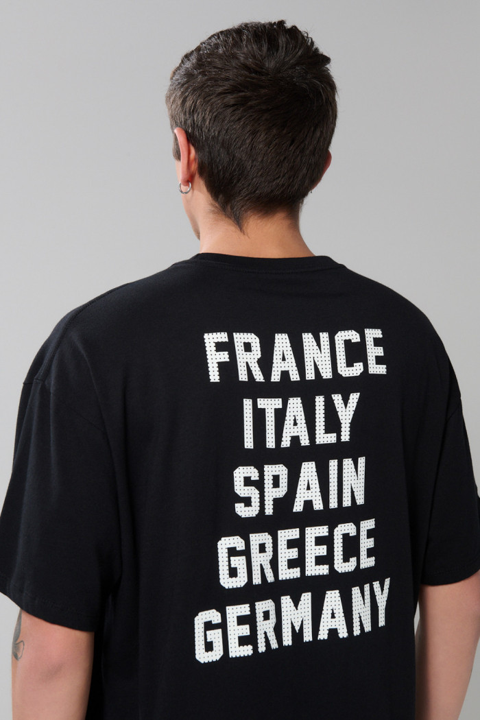 Camiseta oversize negra manga corta con diseños college
