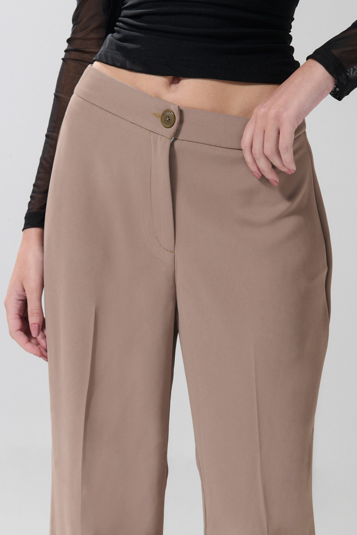 Pantalón bota recta kaki con tiro alto y prenses posteriores