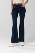 Jean flare azul intenso tiro medio con bota ancha