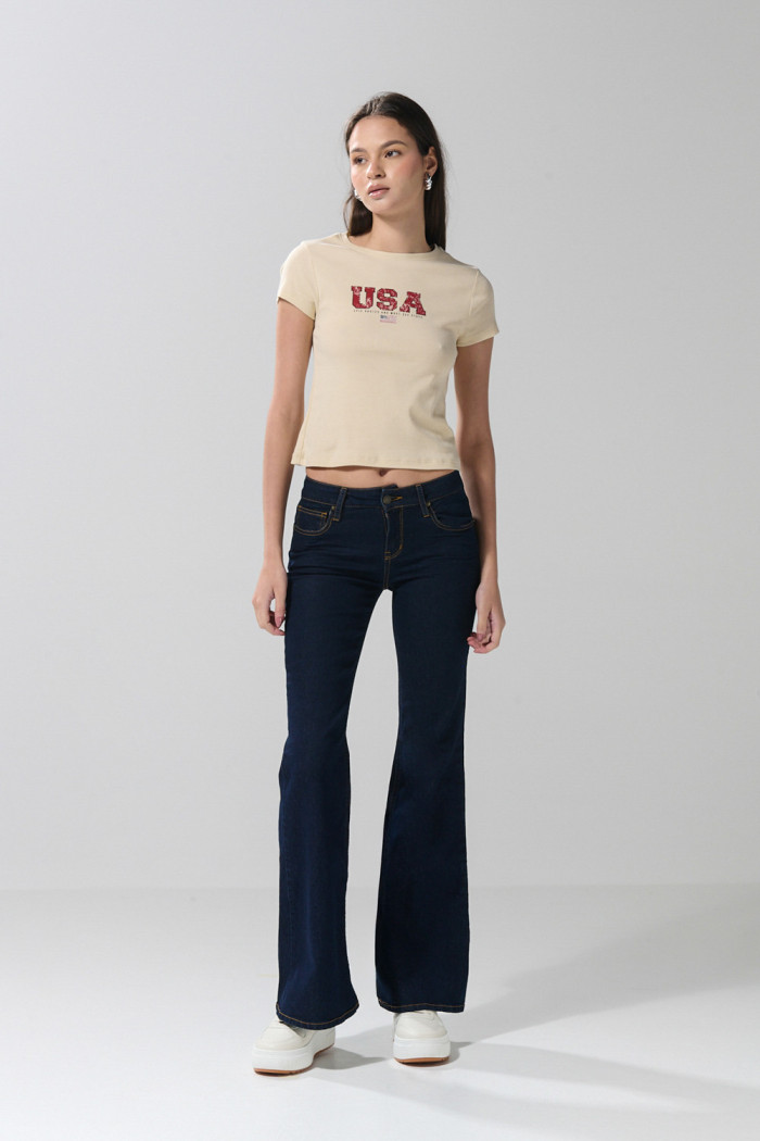 Jean flare azul intenso tiro medio con bota ancha