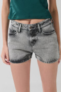 Short gris claro en jean con tiro alto y bolsillos