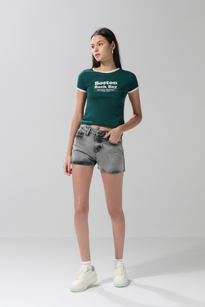 Short gris claro en jean con tiro alto y bolsillos