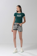Short gris claro en jean con tiro alto y bolsillos