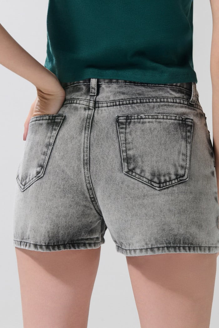 Short gris claro en jean con tiro alto y bolsillos
