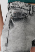 Short gris claro en jean con tiro alto y bolsillos