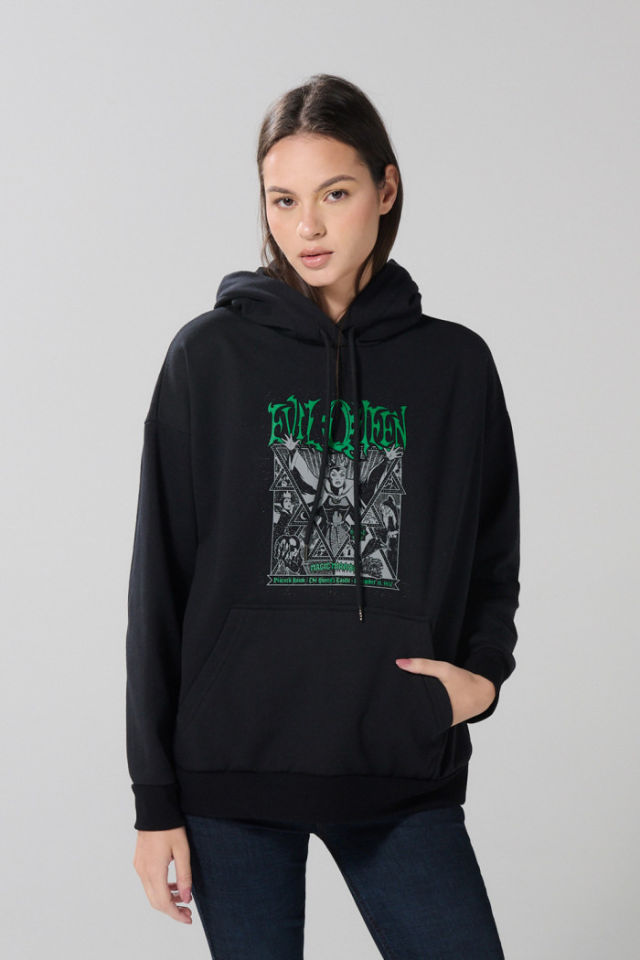 Buzo oversize con capota negro y diseño de Reina Malvada