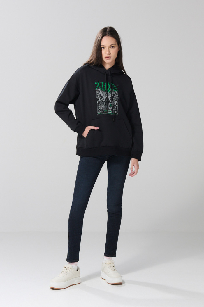 Buzo oversize con capota negro y diseño de Reina Malvada