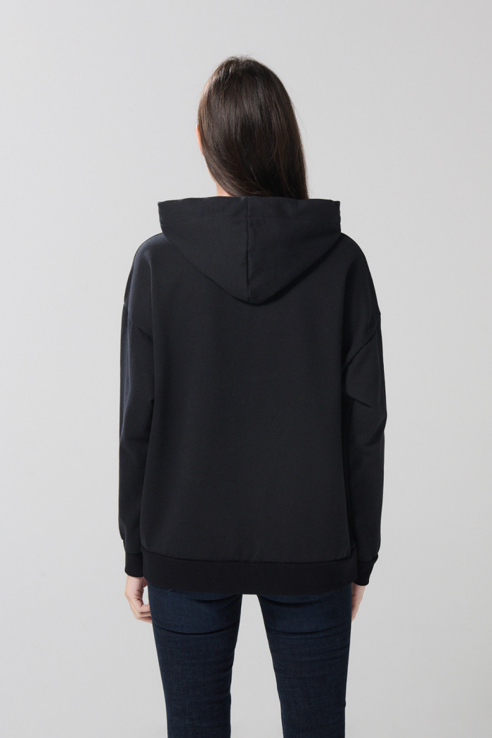 Buzo oversize con capota negro y diseño de Reina Malvada