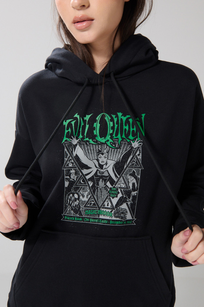 Buzo oversize con capota negro y diseño de Reina Malvada
