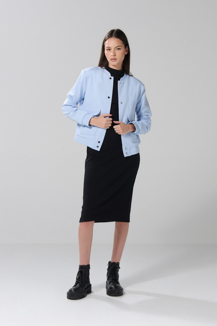 Chaqueta cazadora crop top azul con cuello nerú
