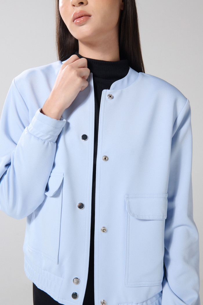 Chaqueta cazadora crop top azul con cuello nerú