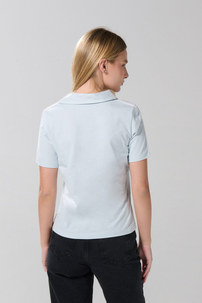 Camiseta azul college con cuello camisero y manga corta