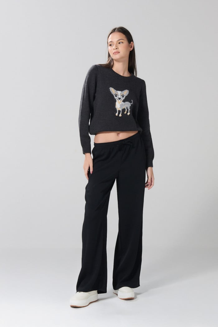 Suéter tejido negro con cuello redondo y diseño de perrito
