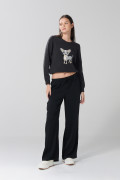 Suéter tejido negro con cuello redondo y diseño de perrito