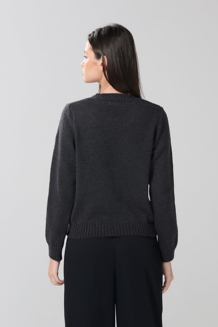 Suéter tejido negro con cuello redondo y diseño de perrito
