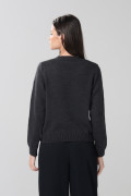 Suéter tejido negro con cuello redondo y diseño de perrito